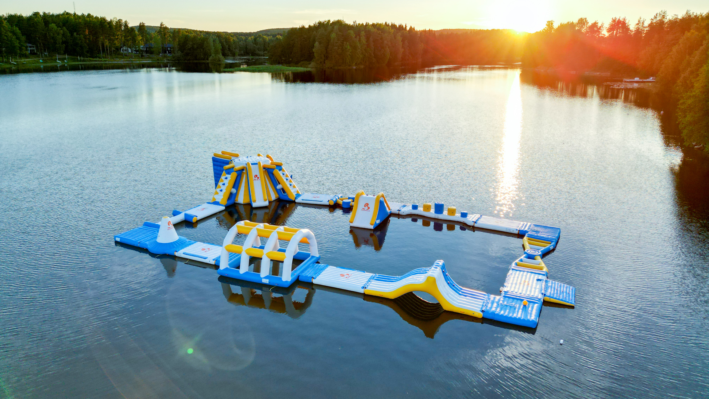 Vesipuisto auringonvalossa